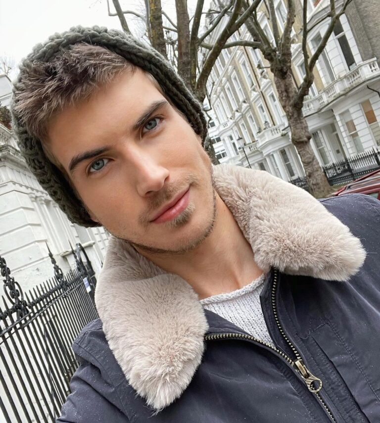 Joey Graceffa Instagram - goodbye America, hello England 👋🏻 🇬🇧 new moving to London vlog & apartment tour is up on my channel! link in bio 💂🏻‍♀️☕️ London, United Kingdom