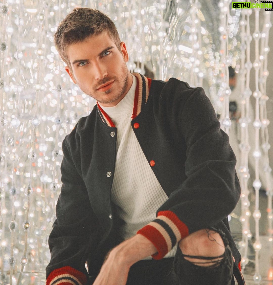 Joey Graceffa Instagram - I’m begging for you to take my hand ✨ 📸: @idccarlos