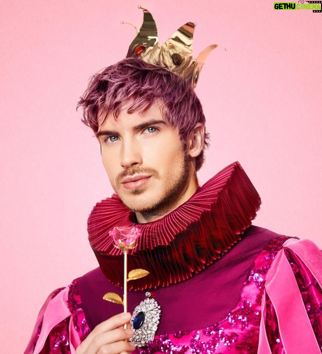 Joey Graceffa Instagram - I’m gonna be your bubblegum ̶b̶i̶t̶c̶h̶ prince 🍬👑 costume by @kevingermanier 📸 @michaelbecker88