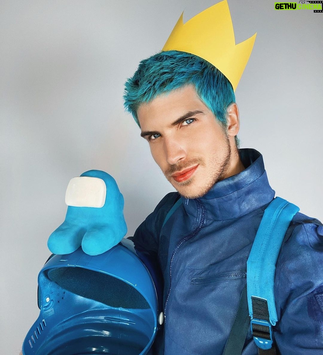 Joey Graceffa Instagram - everyone asks who’s the impostor, but nobody asks how’s the impostor 😔🖐🏻