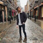 Joey Graceffa Instagram - goodbye America, hello England 👋🏻 🇬🇧 new moving to London vlog & apartment tour is up on my channel! link in bio 💂🏻‍♀️☕️ London, United Kingdom