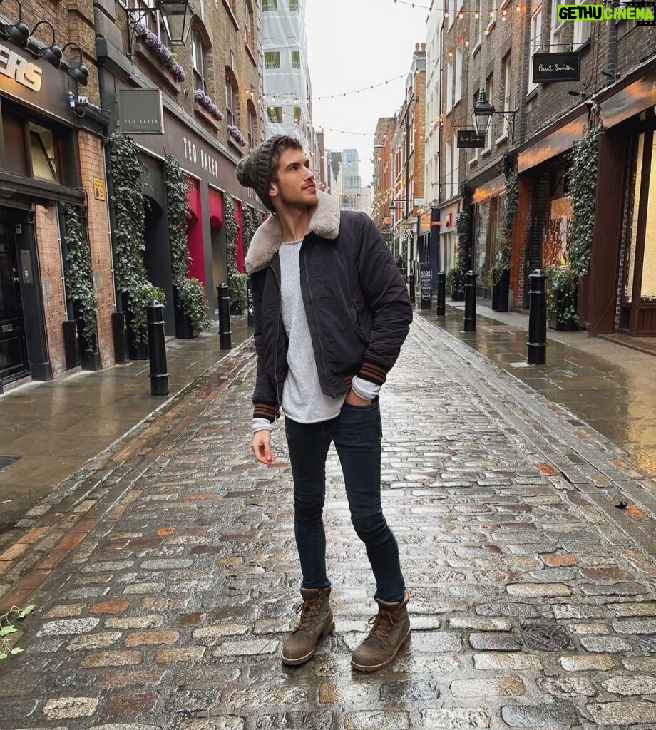 Joey Graceffa Instagram - goodbye America, hello England 👋🏻 🇬🇧 new moving to London vlog & apartment tour is up on my channel! link in bio 💂🏻‍♀️☕️ London, United Kingdom