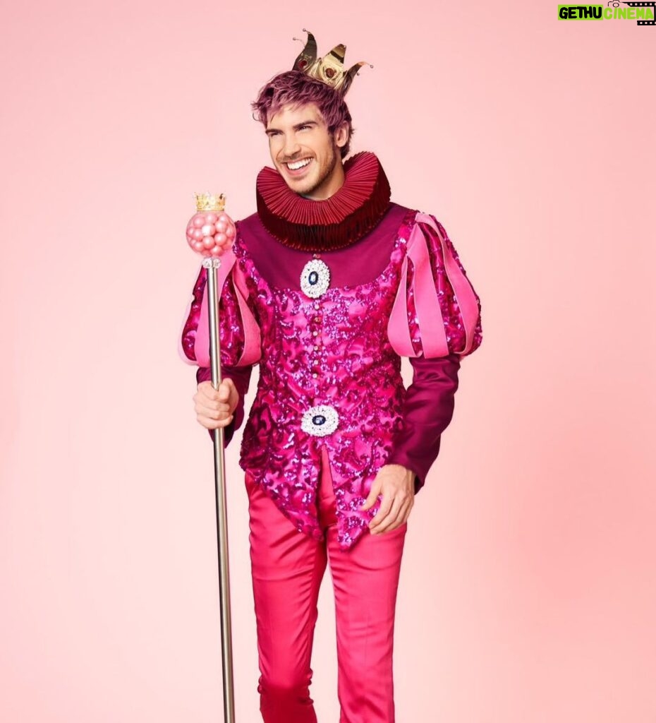 Joey Graceffa Instagram - I’m gonna be your bubblegum ̶b̶i̶t̶c̶h̶ prince 🍬👑 costume by @kevingermanier 📸 @michaelbecker88