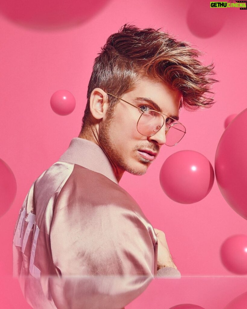 Joey Graceffa Instagram - Let’s have a ball with a MAKEUP GIVEAWAY 💖🎁🌸 I’m giving away 3 YouTuber beauty bundles! Swipe 👉🏻 to see some of the prizes . . HOW TO ENTER: Like this post and tag 2 friends... THAT’S IT! 💕💕 But you gotta be a follower/supporter of mine! And go watch my new video for even more chances to win. Click the link in bio and may the odds be ever in your favor ✨😉 *OPEN INTERNATIONALLY*