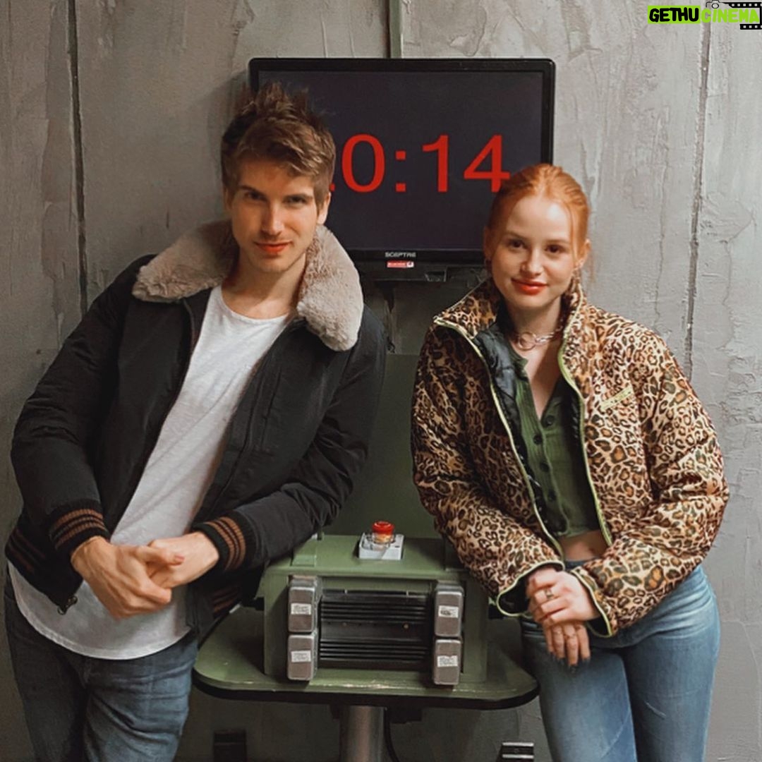 Joey Graceffa Instagram - CHOOSE UR FIGHTER 👩🏻🦰👱🏼♂️👩🏻 Three days into 2020 and we’ve already defused a bomb 💣 escaped an underwater prison 💦 killed a vampire 🩸 & went to space 🚀