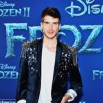 Joey Graceffa Instagram - You know Elsa, you know Anna, meet Edvin, their gay brother from Antarctica who’s obsessed with sequins. 🌬❄️☃️ Thank you @disney for having me at the #Frozen2 premiere! #Frozen