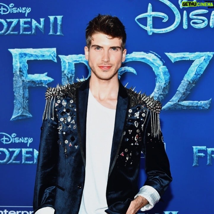 Joey Graceffa Instagram - You know Elsa, you know Anna, meet Edvin, their gay brother from Antarctica who’s obsessed with sequins. 🌬❄️☃️ Thank you @disney for having me at the #Frozen2 premiere! #Frozen