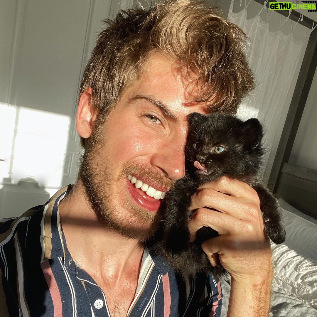 Joey Graceffa Instagram - Sabrina and Salem could NEVER 🌙 cast a spell in the comments 😼✨