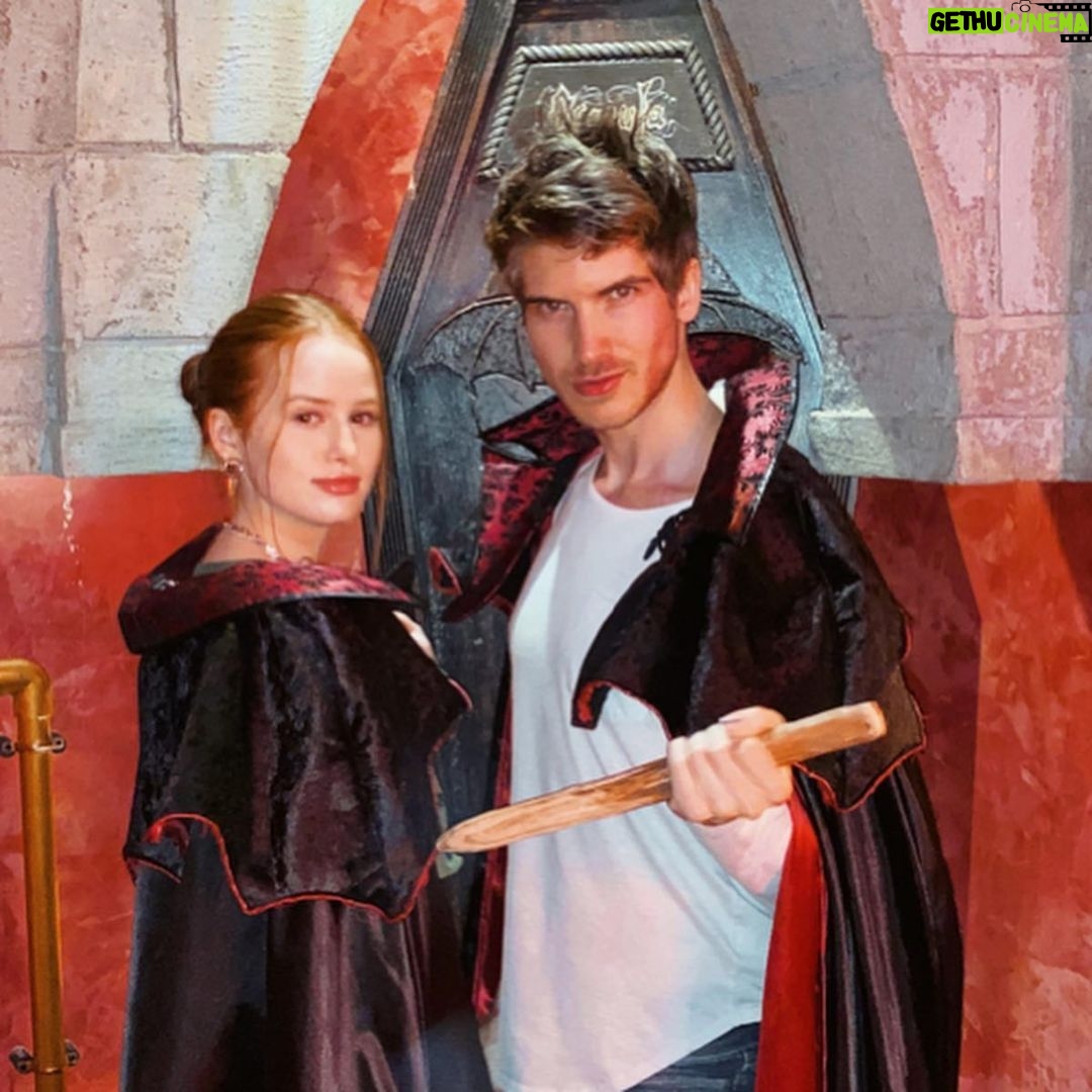 Joey Graceffa Instagram - CHOOSE UR FIGHTER 👩🏻🦰👱🏼♂️👩🏻 Three days into 2020 and we’ve already defused a bomb 💣 escaped an underwater prison 💦 killed a vampire 🩸 & went to space 🚀
