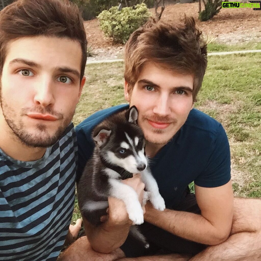 Joey Graceffa Instagram - Time flies when you’re in love! 💕Can’t believe it’s been 5 years since I met this beautiful man. Sometimes being picky has its perks 🥰 Even though we are complete opposites in so many ways... we still fit together perfectly . Happy 5 year anniversary @misterpreda Love you to the moon and back mister ❤
