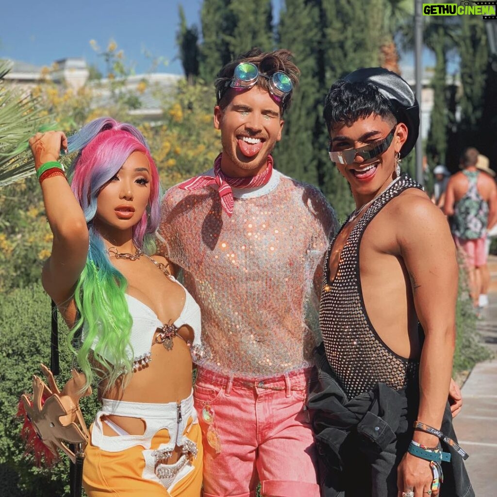 Joey Graceffa Instagram - this pic is so late because @nikita_dragun took a week to Facetune herself 💀