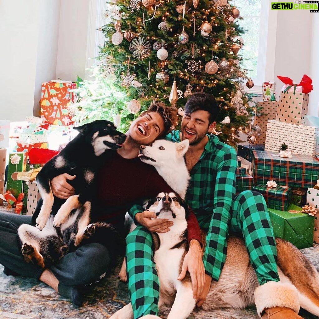 Joey Graceffa Instagram - Merry Christmas from our crazy family you yours! 🎄❤