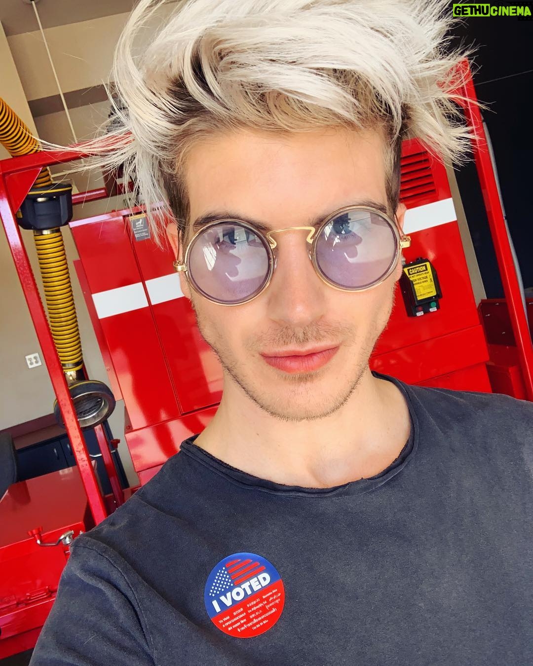 Joey Graceffa Instagram - Guess who just voted to save America? πΊπΈβοΈπ