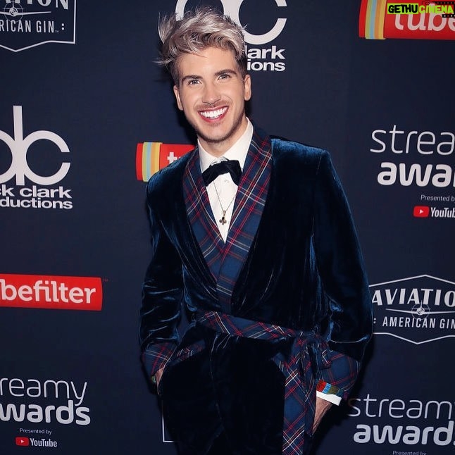Joey Graceffa Instagram - at least I looked gorgeous last night! 💃🏼 feeling this gay hugh hefner velvet fantasy! ✨ styled by @brvndo 💄 groomed by @diana_ivanov_ #streamys The Beverly Hilton