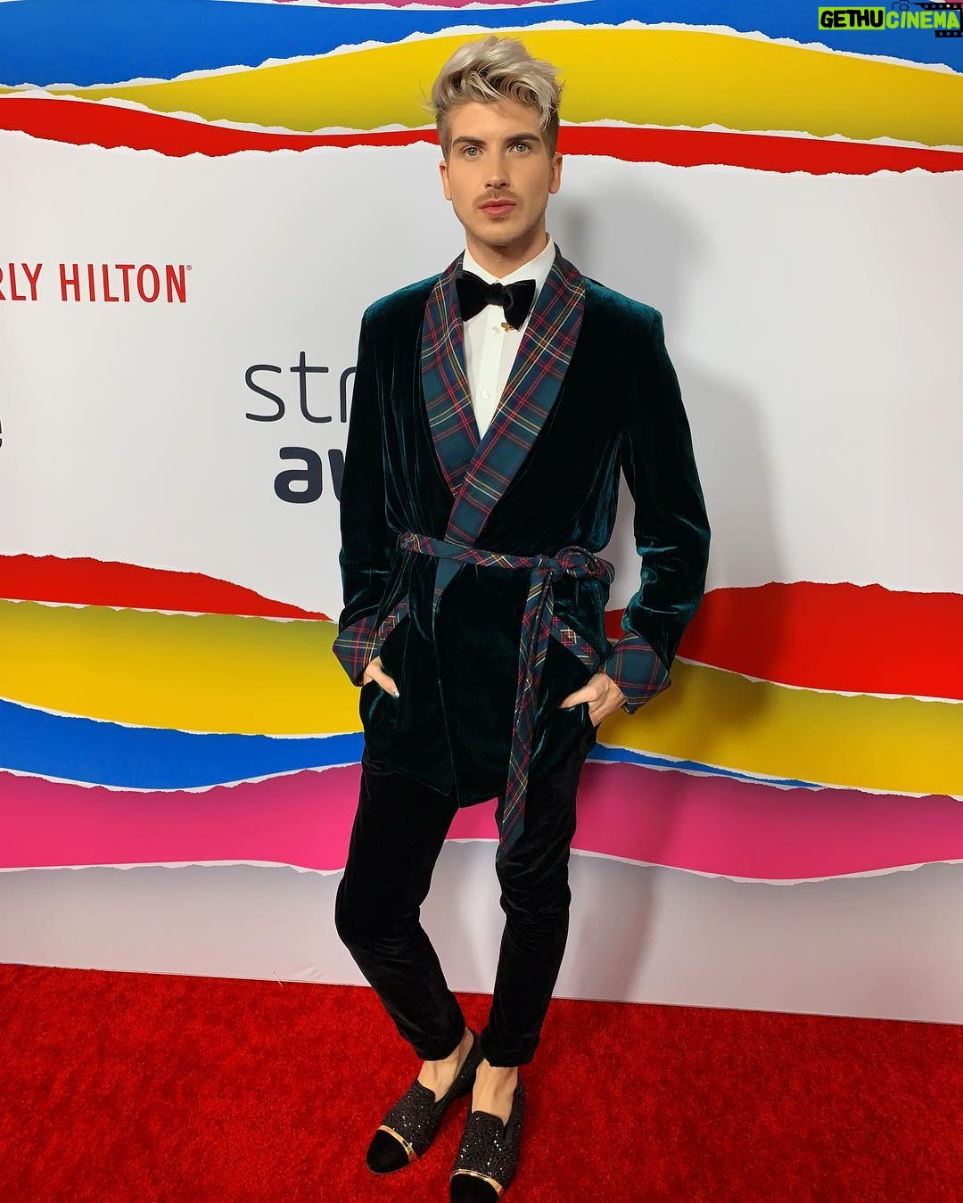 Joey Graceffa Instagram - where’s the party? 🕴🏼 made it just in time for the #streamys! tune in LIVE RIGHT NOW on youtube! 💻 @escapethenight is nominated for 5 awards, let’s do this guys! ❤️ taps for tags ❤️ Beverly Hills, California