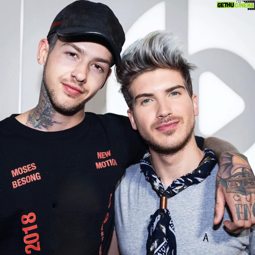 Joey Graceffa Instagram - Just a couple bros doing bro things 👌🏼😜 Tune in for some exclusive news with my friend @travismills on @beats1official, thanks for having me! Link in bio for the tea 🎶👑🎶 #JoeysKingdom Los Angeles, California