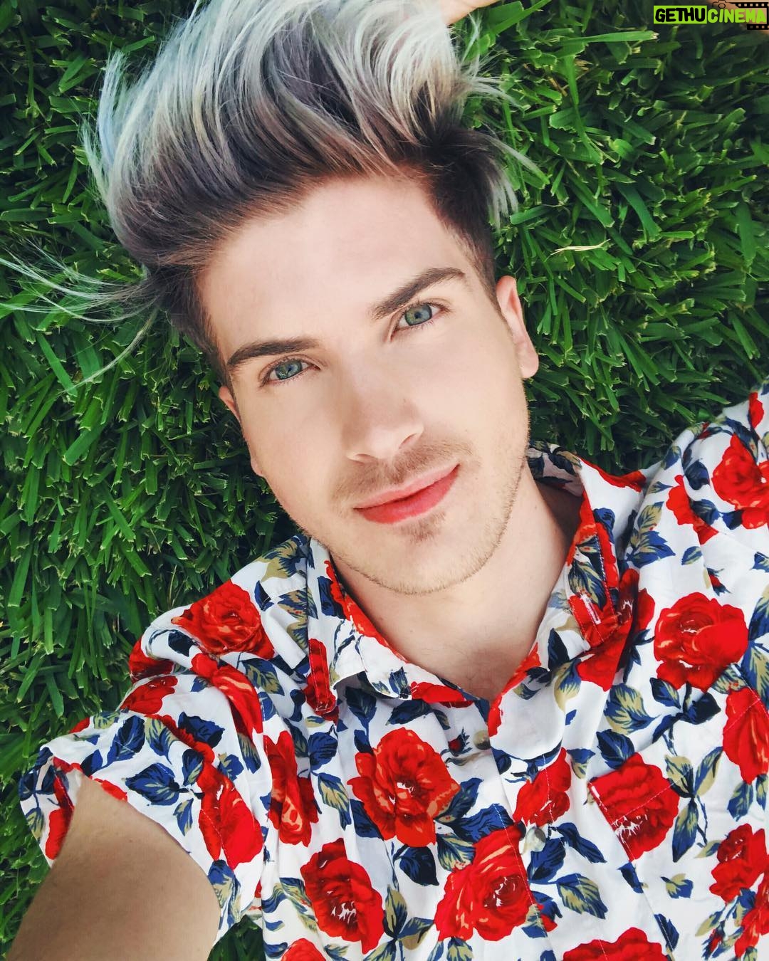 Joey Graceffa Instagram - Me looking cute right before @misterpreda threatened to run me over with the lawnmower 🌹