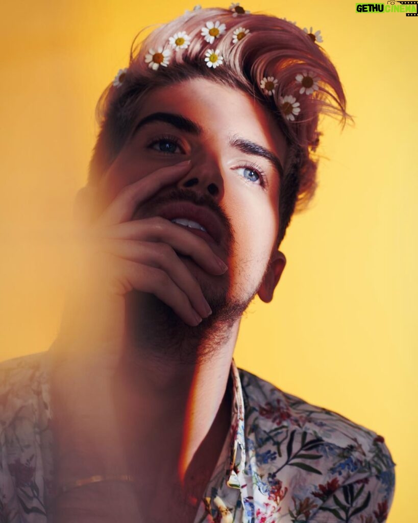 Joey Graceffa Instagram - How’s your head? 🤔🌼 I dare you to only comment yellow emojis! ☀️🍋💛🌛