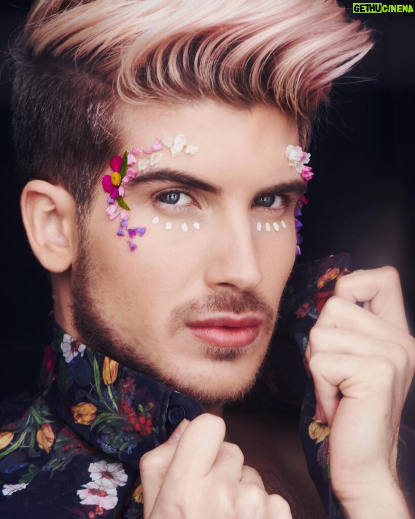 Joey Graceffa Instagram - your crush is coming, act natural 🌺 you guyyyyys tour tickets are selling out quickly of elite + vip! click the link in bio to MEET ME AND HANG OUT FOR THE PRE-SHOW! 💕 💄 by @diana_ivanov_ & 📸 shot by @michaelbecker88 Los Angeles, California