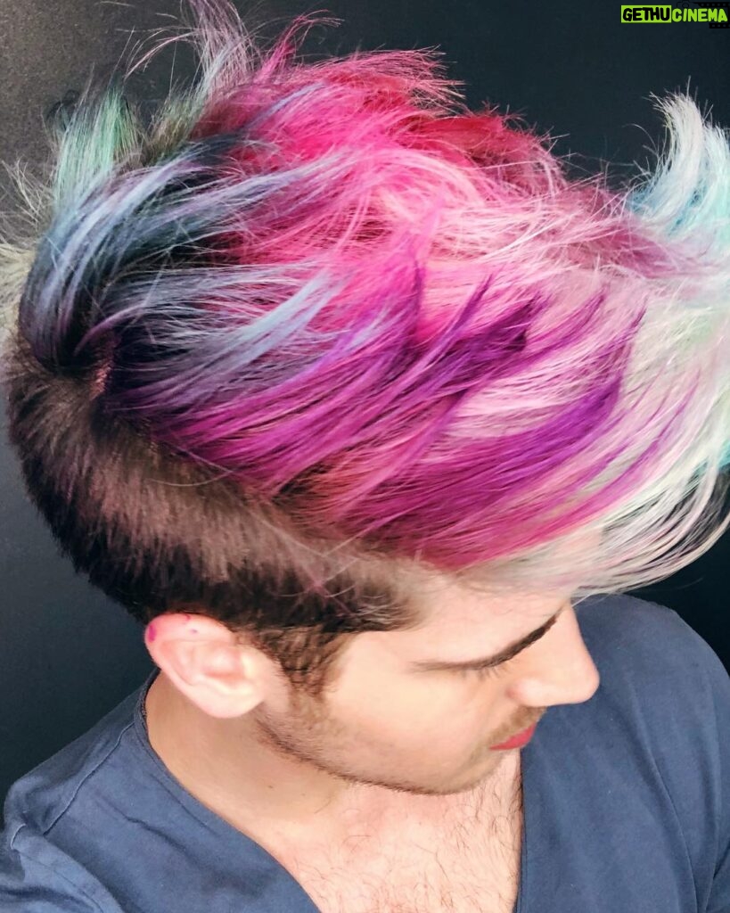 Joey Graceffa Instagram - Still shocked my blind friend @mollyburkeofficial dyed my hair and it turned out so good!! 😱 check it out in my new video LINK IN BIO 🎨