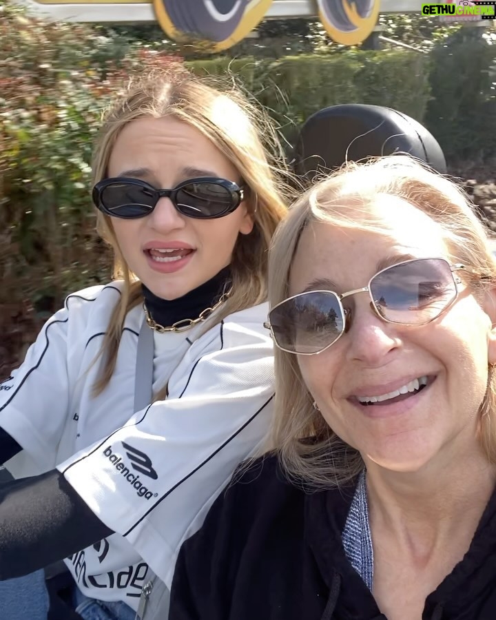 Joey King Instagram - The only way to the twilight zone, is through Paris👻 thank you so much @disneylandparis for having us, Ratatouille the ride did something to my soul, Crush’s coaster is elite, and Autopia reminded me of me and my sisters arguing over who would drive when we were kids 🥰….we truly loved every second 🐀🐢 Disneyland Paris