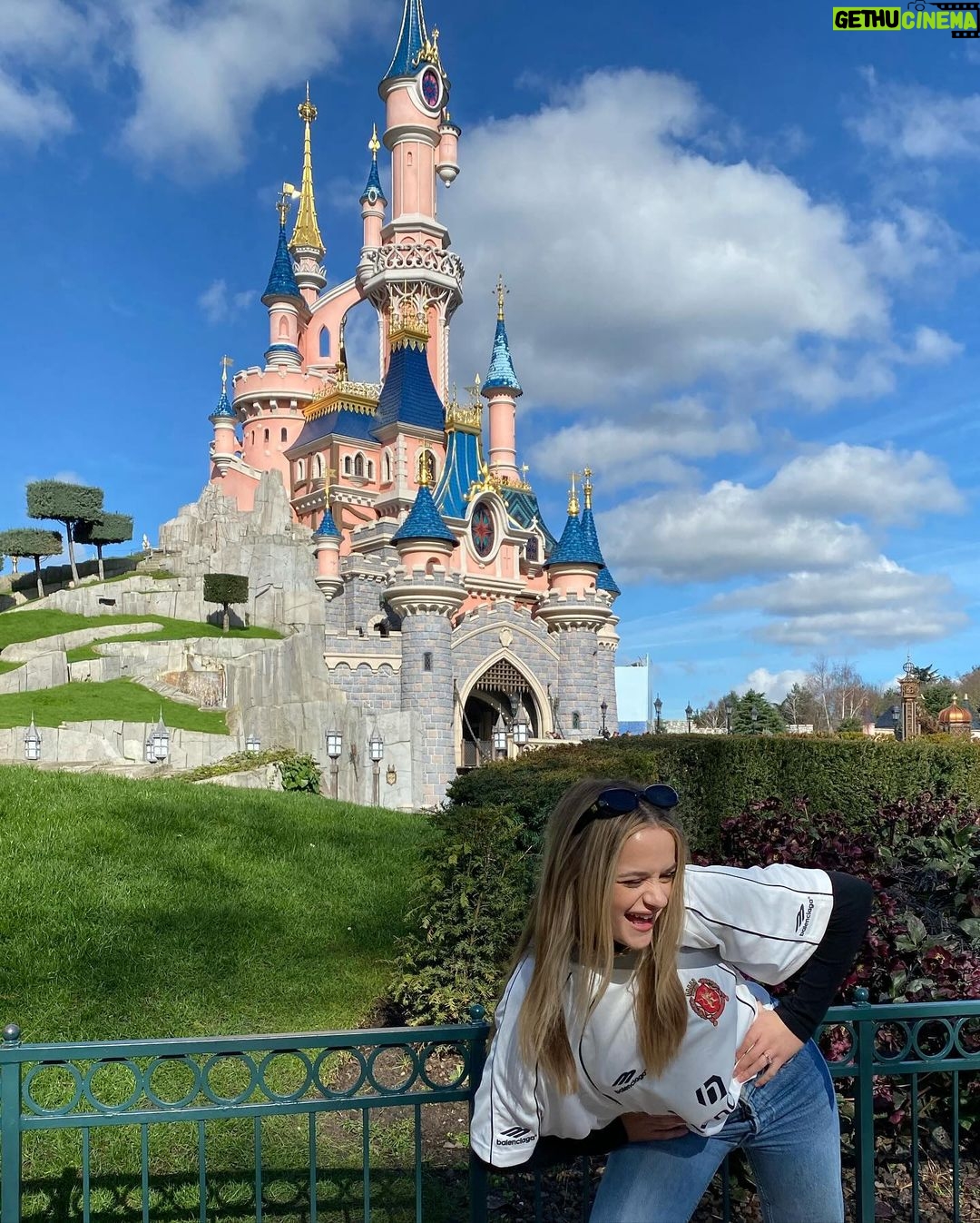 Joey King Instagram - The only way to the twilight zone, is through Paris👻 thank you so much @disneylandparis for having us, Ratatouille the ride did something to my soul, Crush’s coaster is elite, and Autopia reminded me of me and my sisters arguing over who would drive when we were kids 🥰….we truly loved every second 🐀🐢 Disneyland Paris