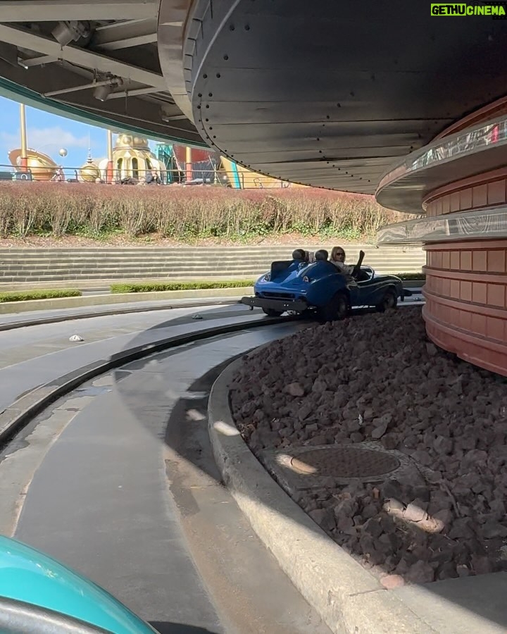 Joey King Instagram - The only way to the twilight zone, is through Paris👻 thank you so much @disneylandparis for having us, Ratatouille the ride did something to my soul, Crush’s coaster is elite, and Autopia reminded me of me and my sisters arguing over who would drive when we were kids 🥰….we truly loved every second 🐀🐢 Disneyland Paris