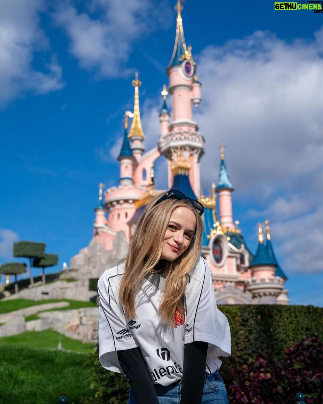 Joey King Instagram - The only way to the twilight zone, is through Paris👻 thank you so much @disneylandparis for having us, Ratatouille the ride did something to my soul, Crush’s coaster is elite, and Autopia reminded me of me and my sisters arguing over who would drive when we were kids 🥰….we truly loved every second 🐀🐢 Disneyland Paris