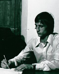 Johan Cruijff Instagram - 13 August 1973, the day @johancruyff was signed 50 anys del fitxatge de Johan Cruyff com a jugador del Barça 50 años del fichaje de Cruyff