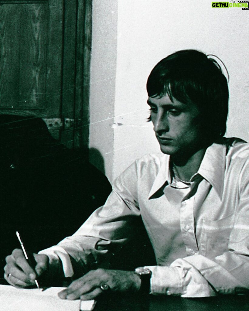 Johan Cruijff Instagram - 13 August 1973, the day @johancruyff was signed 50 anys del fitxatge de Johan Cruyff com a jugador del Barça 50 años del fichaje de Cruyff