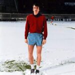 Johan Cruijff Instagram – It’s snowing? Then orange ball! ⚽️🧡#CruyffLegacy #TBT