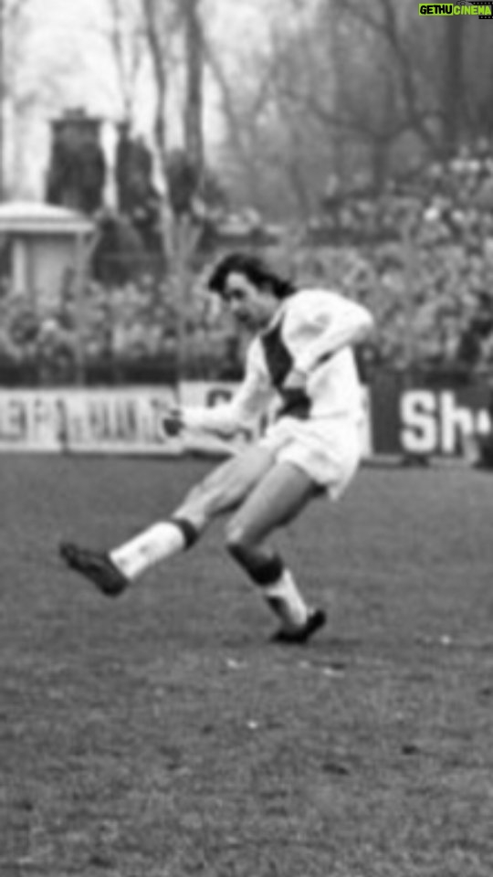 Johan Cruijff Instagram - Enjoy this one from Johan! Happy new year! #CruyffLegacy #tbt