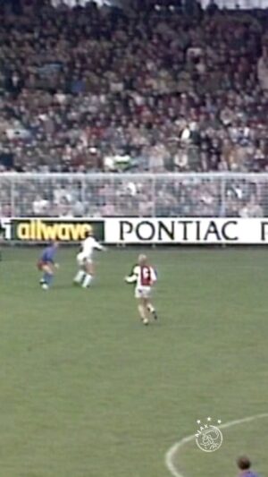 Johan Cruijff Instagram - 🔙 #OTD in 1972, Johan scored another great goal playing for @afcajax against Haarlem! ⚽ #CruyffLegacy