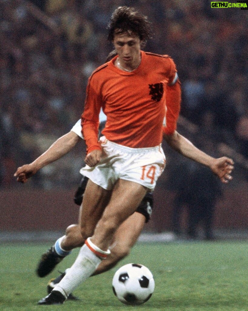 Johan Cruijff Instagram - 💫 𝟙𝟜 days until our first @FIFAWorldCup matchday! 🧡🇳🇱 #NothingLikeOranje #CruyffLegacy FIFA World Cup