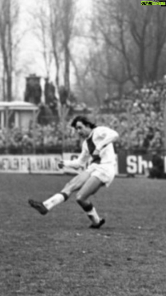 Johan Cruijff Instagram - 🔙 #TBT to January 2nd, 1972, when Johan scored this legendary goal. Enjoy it and happy 2024! #CruyffLegacy Den Haag