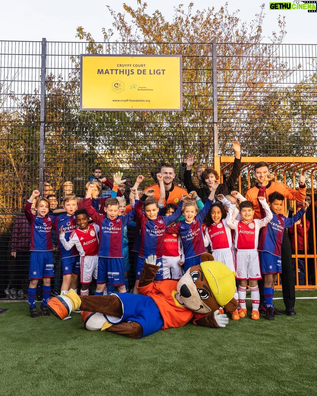 Johan Cruijff Instagram - 👏 Matthijs de Ligt has opened his Cruyff Court today. 🇳🇱 #CruyffLegacy #CreatingSpace Abcoude