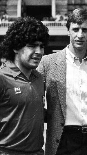 Johan Cruijff Instagram - Ajax and Napoli
Johan and Maradona 🤝🏼

Tonight’s game it’s a day to remember two legends of the game 🧡💙 #CruyffLegacy