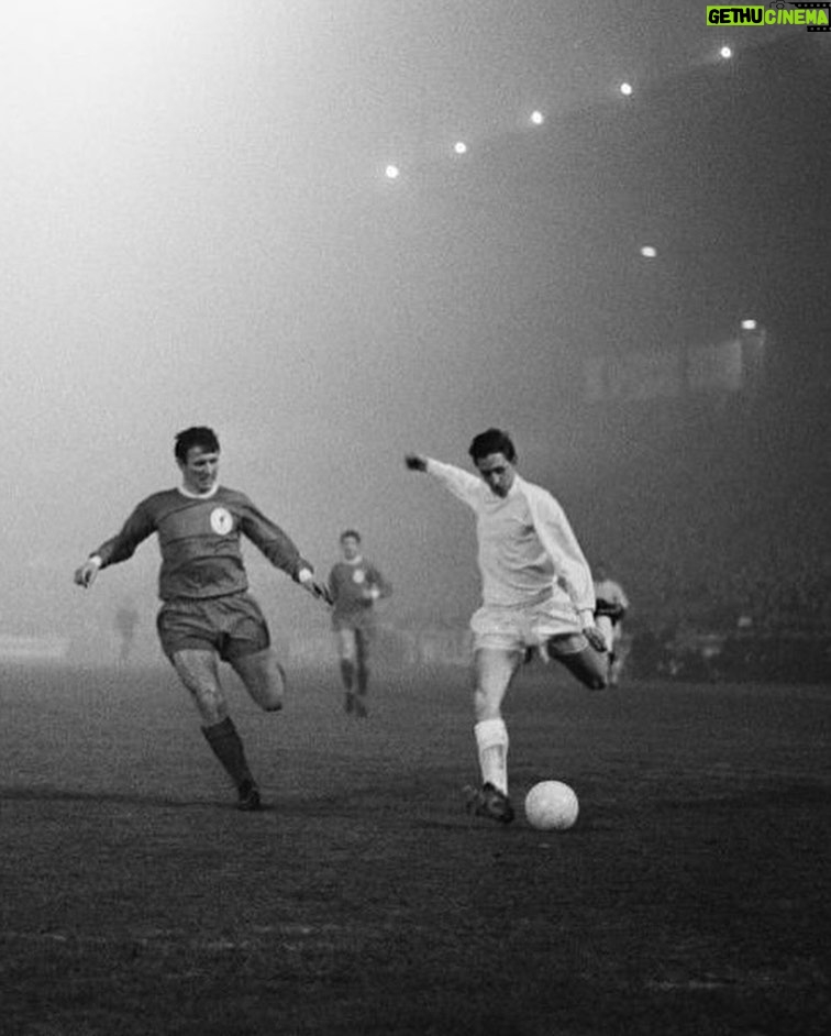 Johan Cruijff Instagram - 💫 Out of the fog, a legend was born. 🔙 to ‘De Mistwedstrijd’ or ‘The Fog Match’ when Ajax beat Liverpool 5-1 in the quarterfinals of the European Cup. 💪🏼 Good luck tonight, @afcajax & @fcbarcelona! #CruyffLegacy