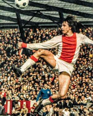 Johan Cruijff Instagram - 🔙 #TBT The Flying Dutchman 🇳🇱
#CruyffLegacy