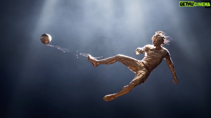 Johan Cruijff Instagram - 🔵🔴 @fcbarcelona launches “In a way, immortal”, the first art NFT in the club’s history, that will be auctioned at @sothebys New York: An audiovisual digital artwork recreating @johancruyff’s legendary 1973 flying kick and goal. The bidding has started. (Link in bio)
