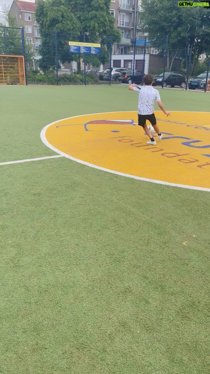 Johan Cruijff Instagram - 🎯 Great way to use the Cruyff Courts, Rayane! Send us your videos 📩