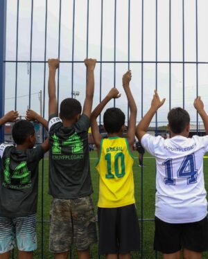 Johan Cruijff Instagram - We are proud Cruyff Court Pelé has been openend in Santos marking the milestone of the 300th Cruyff Court in the world by paying tribute to two legends: Pelé and Cruyff

This court brings opportunities to the kids and will continue to cement the amazing legacy of two of greatest players in history. The bond between Johan and Edson is as strong as ever with this 300th Court.

🇧🇷 
Nós estamos orgulhosos em anunciar que o Cruyff Court Pelé foi aberto em Santos, atingindo a marca de 300 Cruyff Court no mundo, em homenagem a duas lendas: Pelé e Cruyff.

Este espaço traz oportunidades para crianças e continua a consolidar o legado incrível de dois dos maiores jogadores na história. A ligação entre Johan e Edson é maior do que nunca com esta quadra.