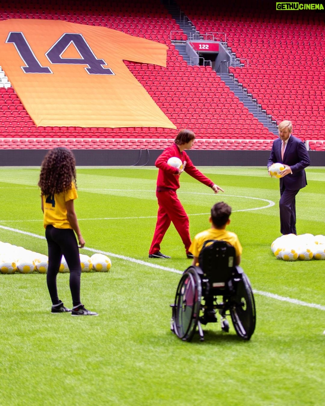 Johan Cruijff Instagram - π Celebrating 75 years of Johanβs legacy with the Cruyff Legacy Summit and the Open Day of the @cruyfffoundation, with a special appearance from King Willem Alexander. ππ³π± Johan Cruijff ArenA
