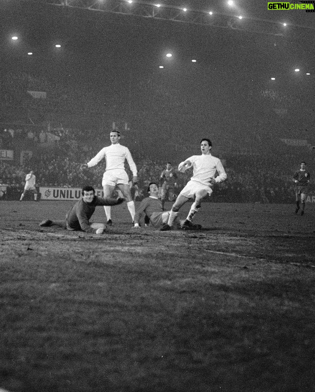 Johan Cruijff Instagram - 💫 Out of the fog, a legend was born. 🔙 to ‘De Mistwedstrijd’ or ‘The Fog Match’ when Ajax beat Liverpool 5-1 in the quarterfinals of the European Cup. 💪🏼 Good luck tonight, @afcajax & @fcbarcelona! #CruyffLegacy