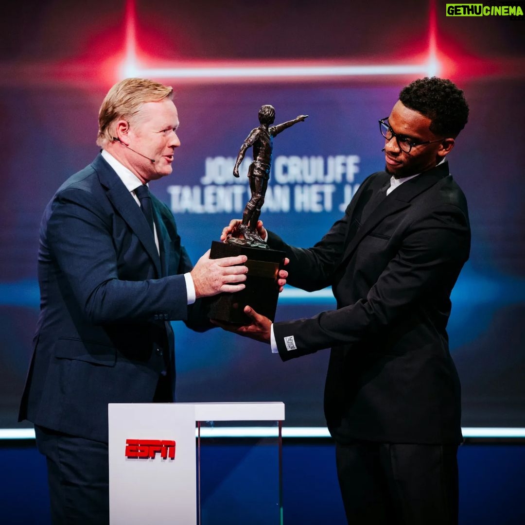 Johan Cruijff Instagram - Congratulations to @jurrientimber for winning the Johan Cruyff Award for Dutch Talent of the Year 2021/22! Gefeliciteerd! #CruyffLegacy