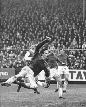Johan Cruijff Instagram - 🔙 #TBT to November 15th, 1964, when Johan made his competitive debut for @afcajax

#CruyffLegacy