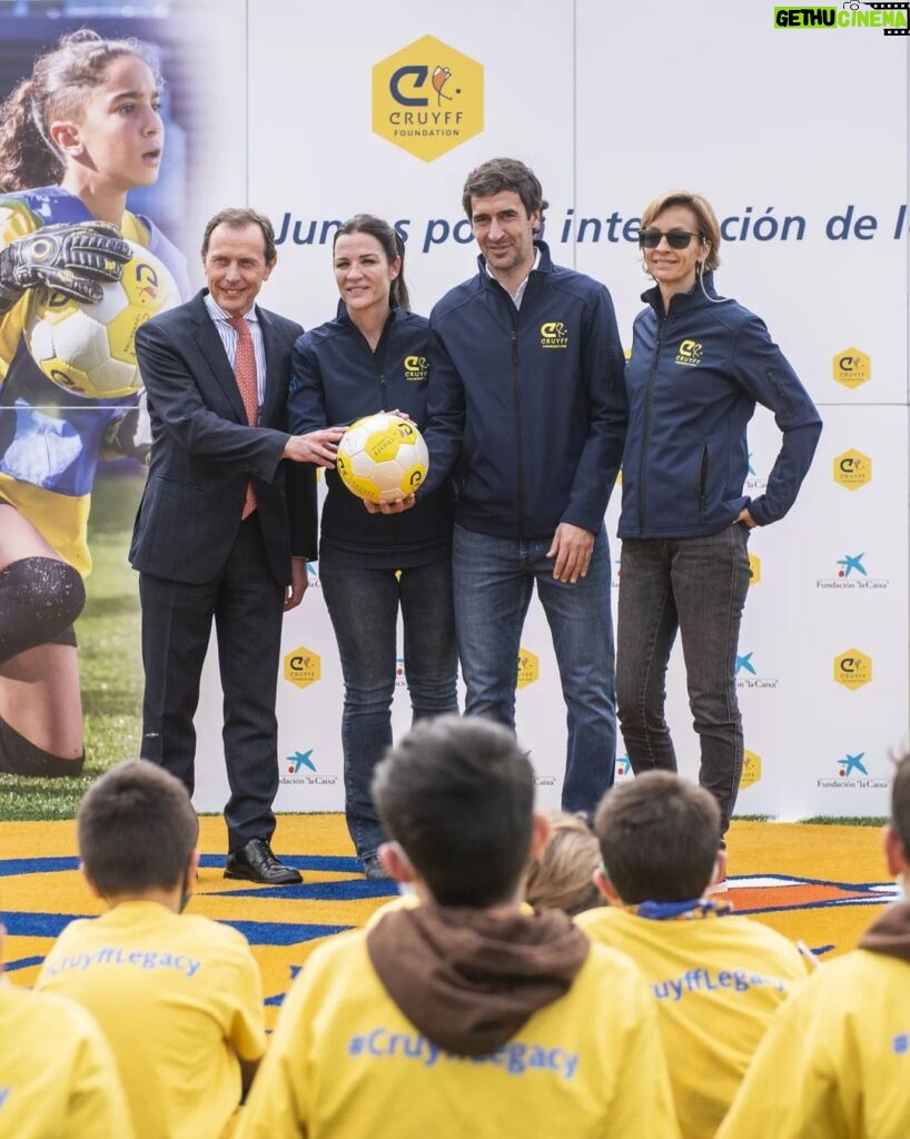 Johan Cruijff Instagram - 🆕 The Cruyff Foundation opened today a new Cruyff Court with @raulgonzalez in the neighbourhood where he grew up. This is the first one in the city of Madrid! ⚽👌🏽 #CruyffLegacy Madrid, Spain