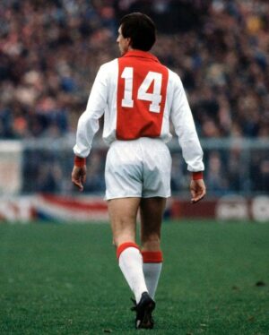 Johan Cruijff Instagram - ✨ #OTW in 1970, Johan wore the #14 shirt for the first time. #tbt