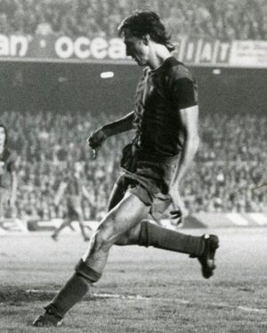 Johan Cruijff Instagram - 🔙 #TBT Next Saturday, 50 years since Johan league's debut with @fcbarcelona 

He scored 2 goals in a 4-0 victory against Granada CF ⚽️ 

#CruyffLegacy