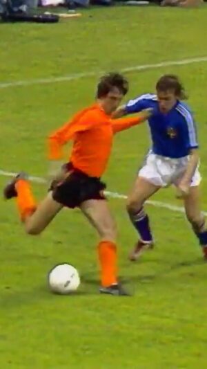 Johan Cruijff Instagram - 🔙 #TBT ‘Cruyff Turn’ - Johan in Orange at the World Cup 1974 with his signature.
#CruyffLegacy